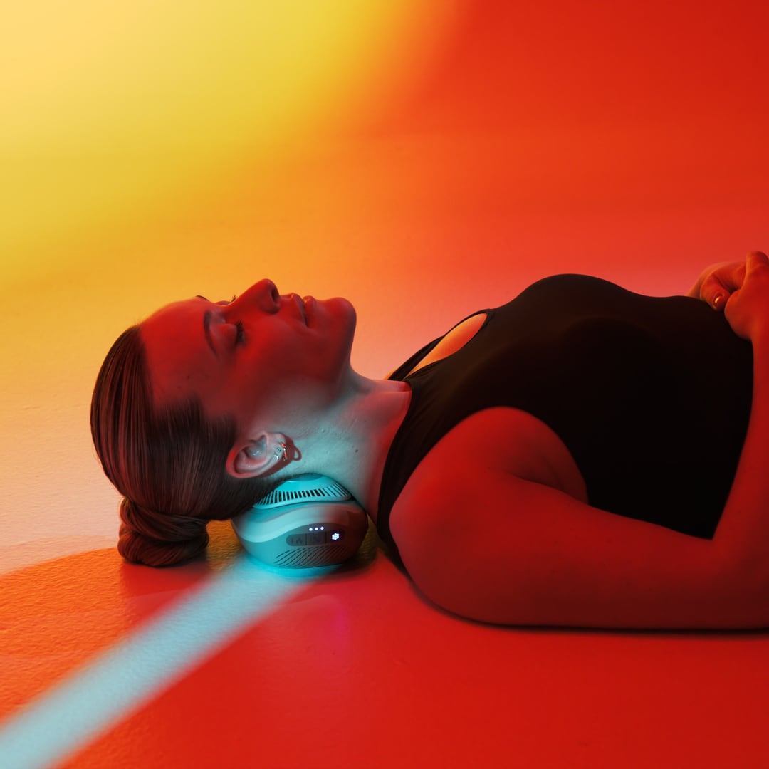 Woman resting on Contrast in red light, crossed by a beam of cool blue light